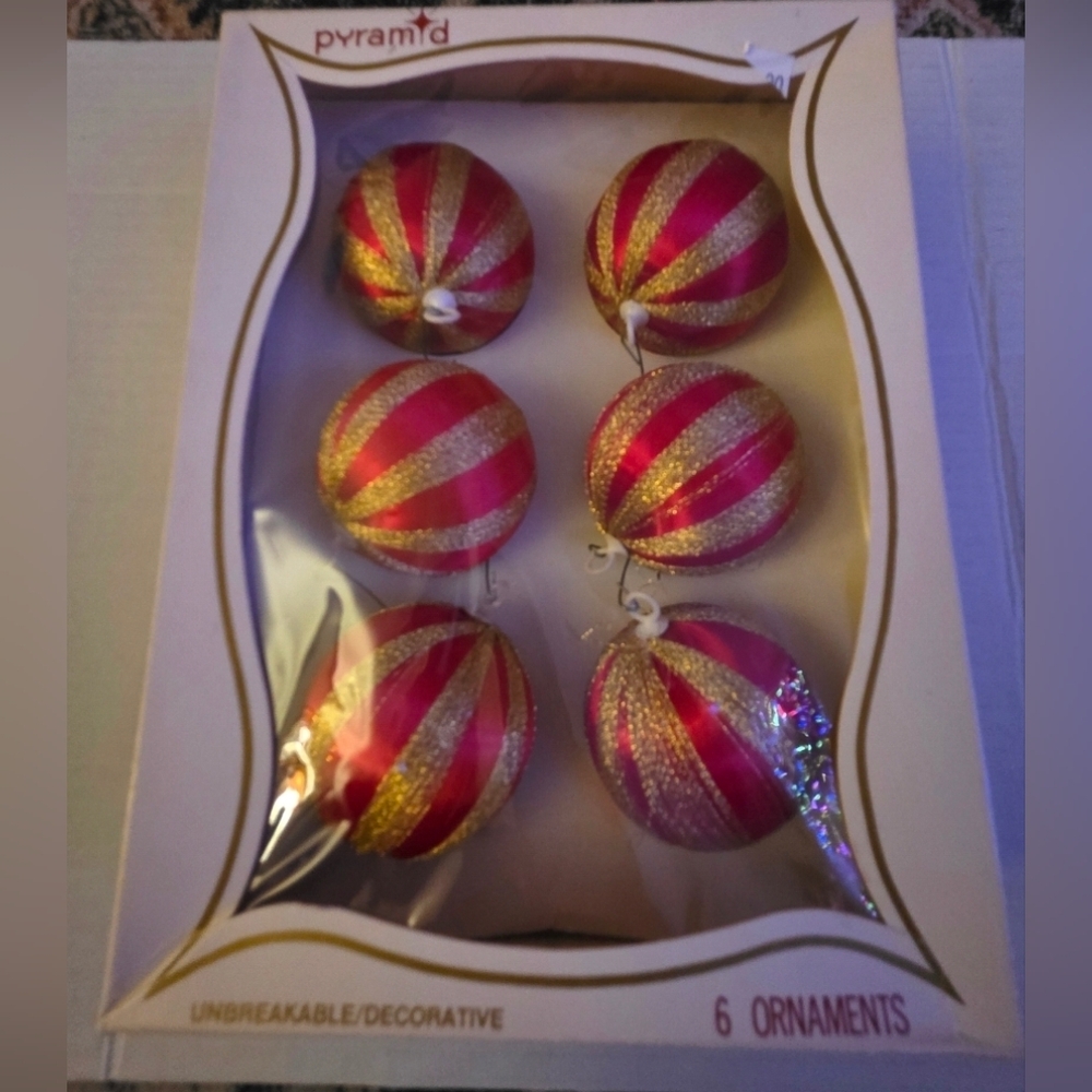 VINTAGE PYRAMID LOT 6 RED & GOLD CHRISTMAS ORNAMENTS W/ BOX